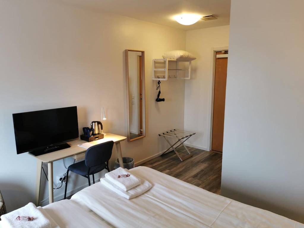 TV a/nebo společenská místnost v ubytování Kils Hotell & Restaurang