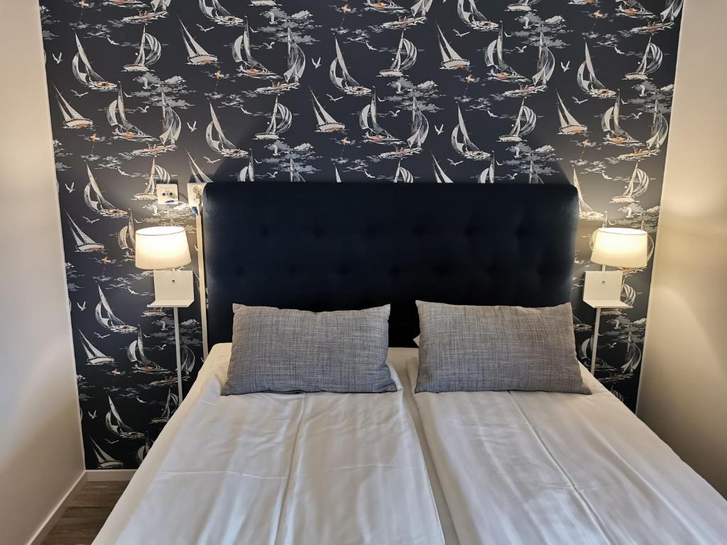 Postel nebo postele na pokoji v ubytování Kils Hotell & Restaurang