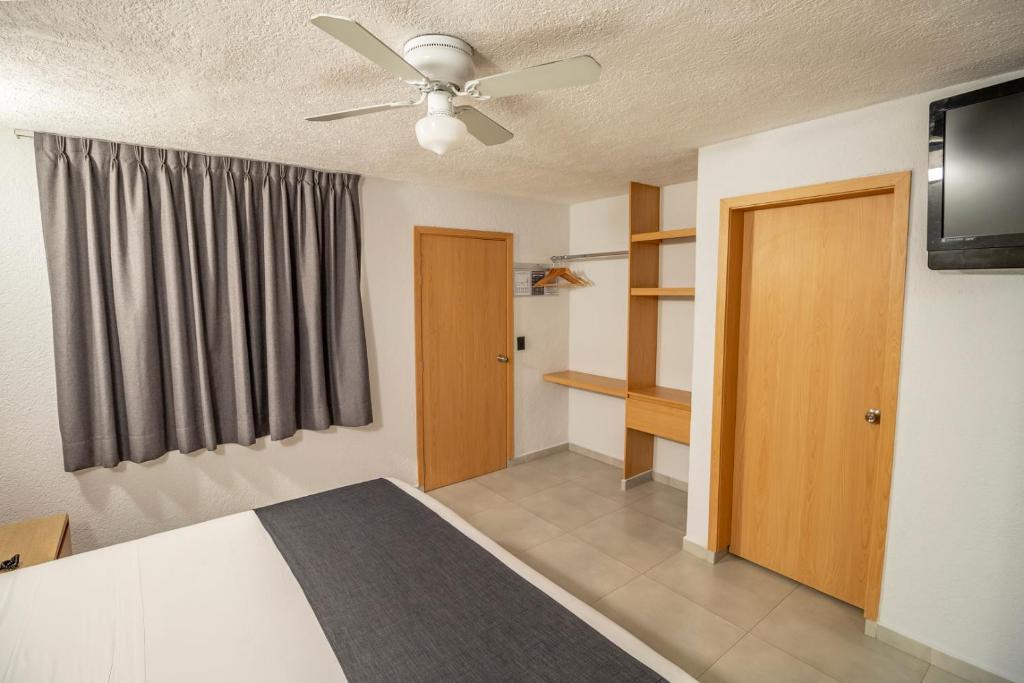 Postel nebo postele na pokoji v ubytování Hotel Emperador centro Guadalajara y Remodelado