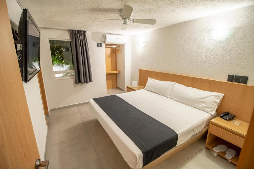 Postel nebo postele na pokoji v ubytování Hotel Emperador centro Guadalajara y Remodelado