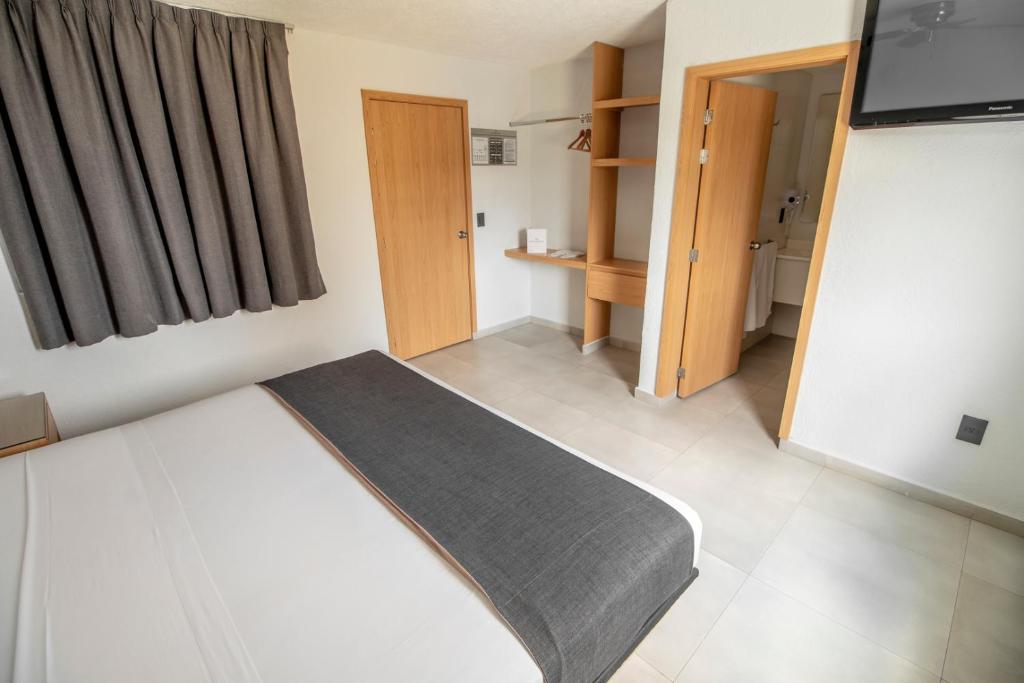 Postel nebo postele na pokoji v ubytování Hotel Emperador centro Guadalajara y Remodelado