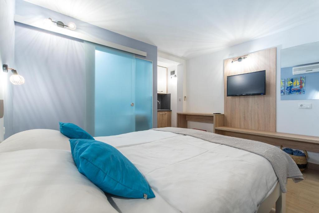 Televízia a/alebo spoločenská miestnosť v ubytovaní Beachfront Apartments Zanic