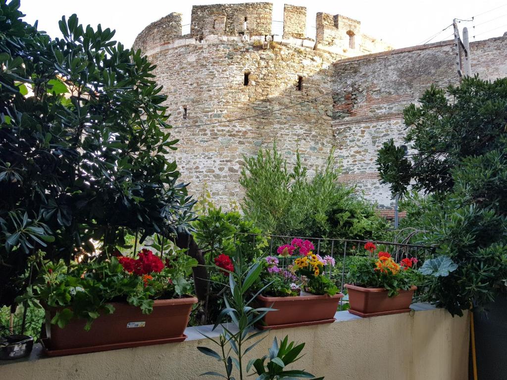 Vonkajšia záhrada v ubytovaní Frida's House in Old Town Thessaloniki