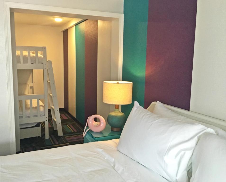 Postel nebo postele na pokoji v ubytování Hotel Zed Kelowna