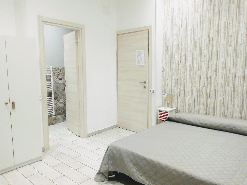 ボローニャにあるAffittacamere Rizzoliの白いベッドルーム(ベッド1台付)、