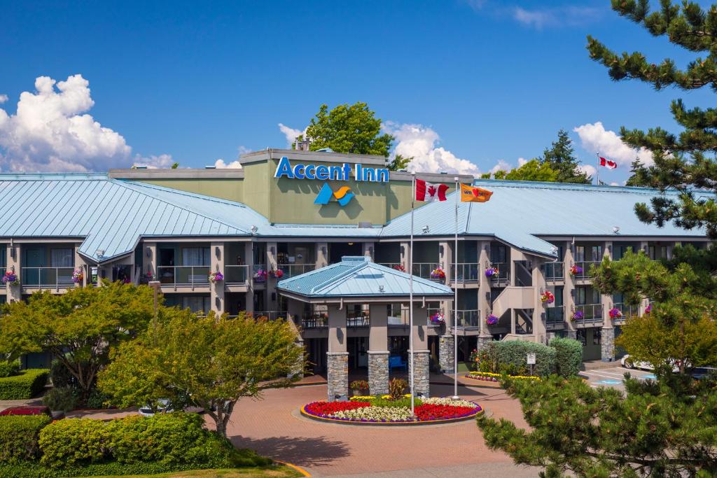 an exterior view of a resort with a hotel at Accent Inns Vancouver Airport in Richmond