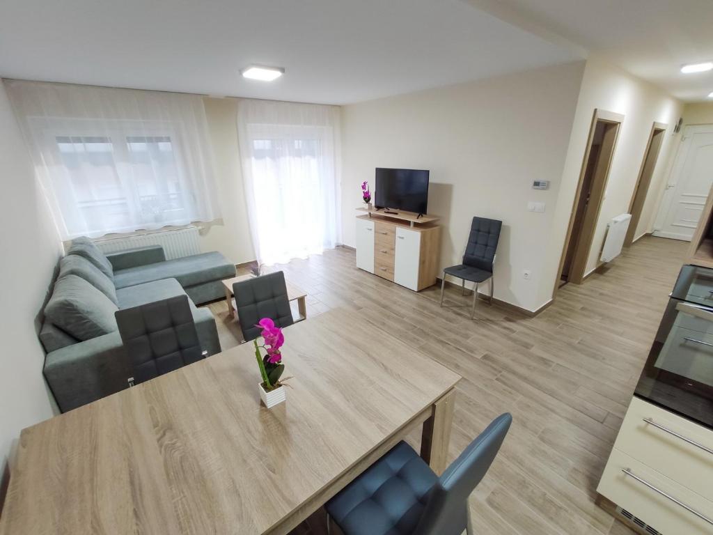 Televízia a/alebo spoločenská miestnosť v ubytovaní Trika Apartman