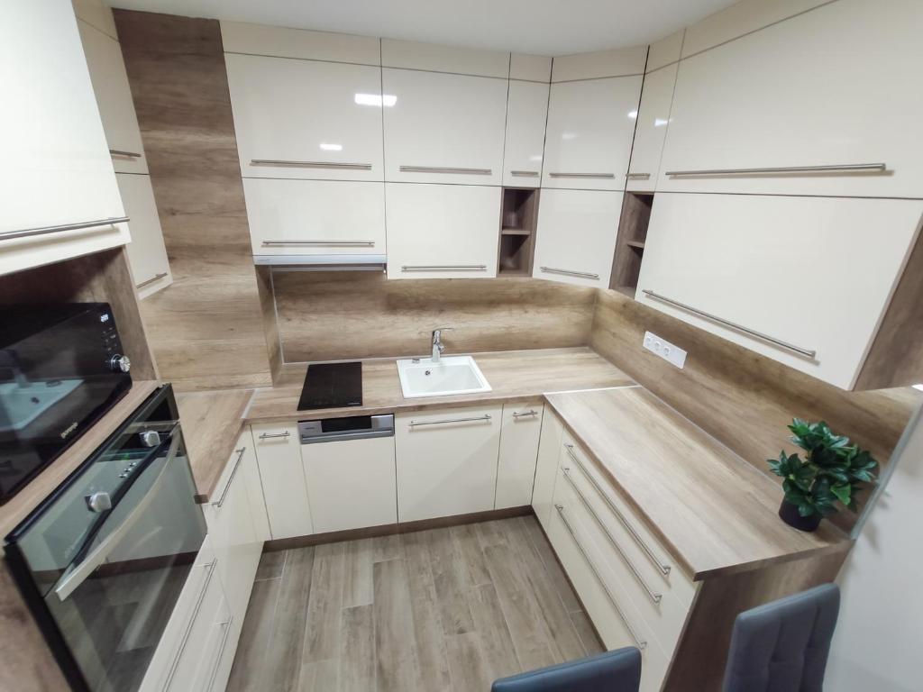 Kuchyňa alebo kuchynka v ubytovaní Trika Apartman