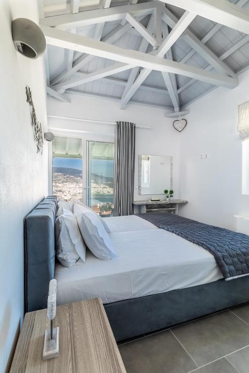 Postel nebo postele na pokoji v ubytování Villa Myli - Skopelos