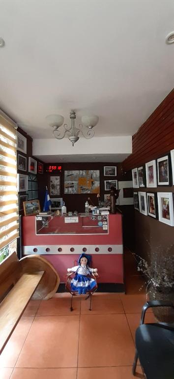 una sala de espera con un cajero automático en un restaurante en Hotel Caleta, en San Miguel