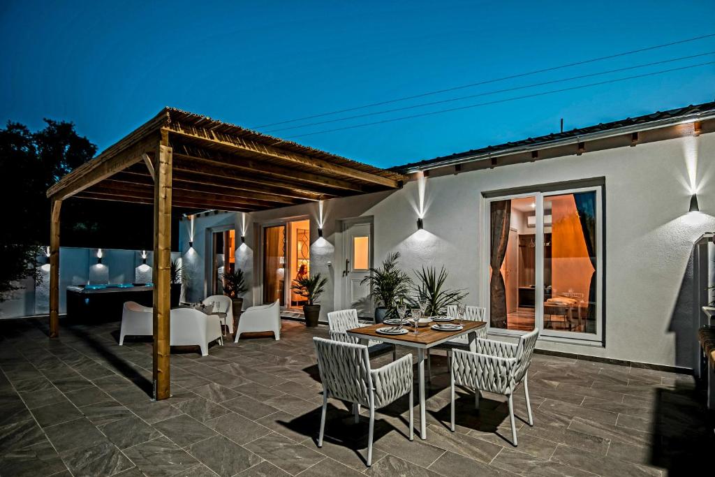 Patio nebo venkovní prostory v ubytování Jacuzzi deluxe villa