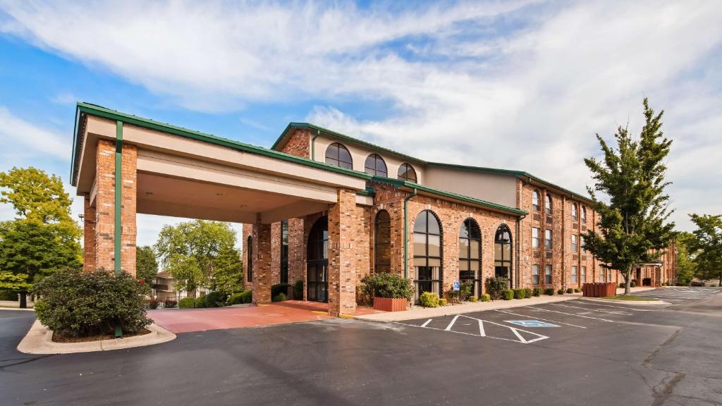 een bakstenen gebouw met een parkeerplaats ervoor bij Best Western Music Capital Inn in Branson