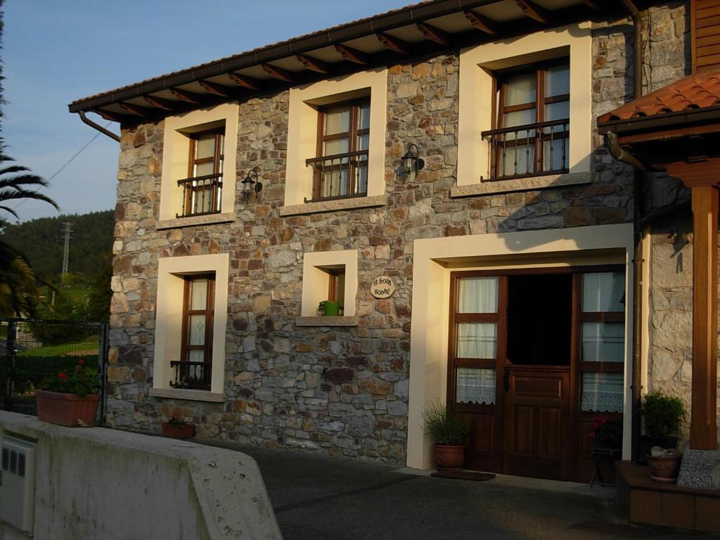 GuimaránにあるLa Llosa Rodréの窓と扉のある石造りの家
