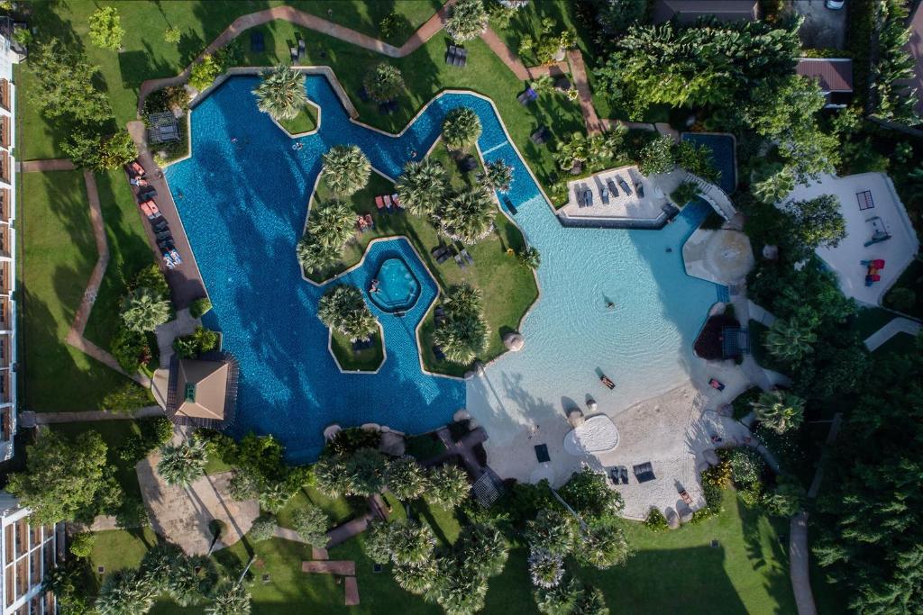Bazén v ubytování Naithonburi Beach Resort - SHA Extra Plus nebo v jeho okolí