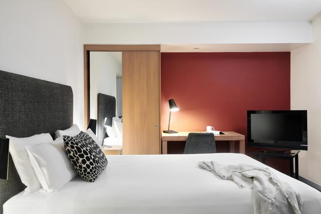 Tempat tidur dalam kamar di Punthill Apartment Hotel - Little Bourke