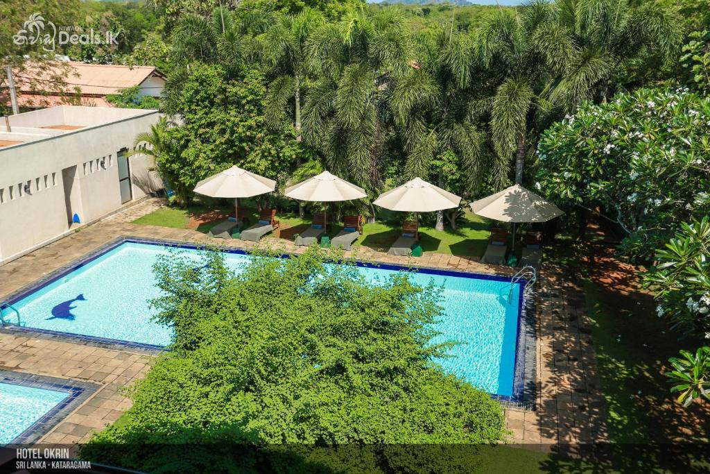 Bazén v ubytování Lavendish Okrin Hotel nebo v jeho okolí