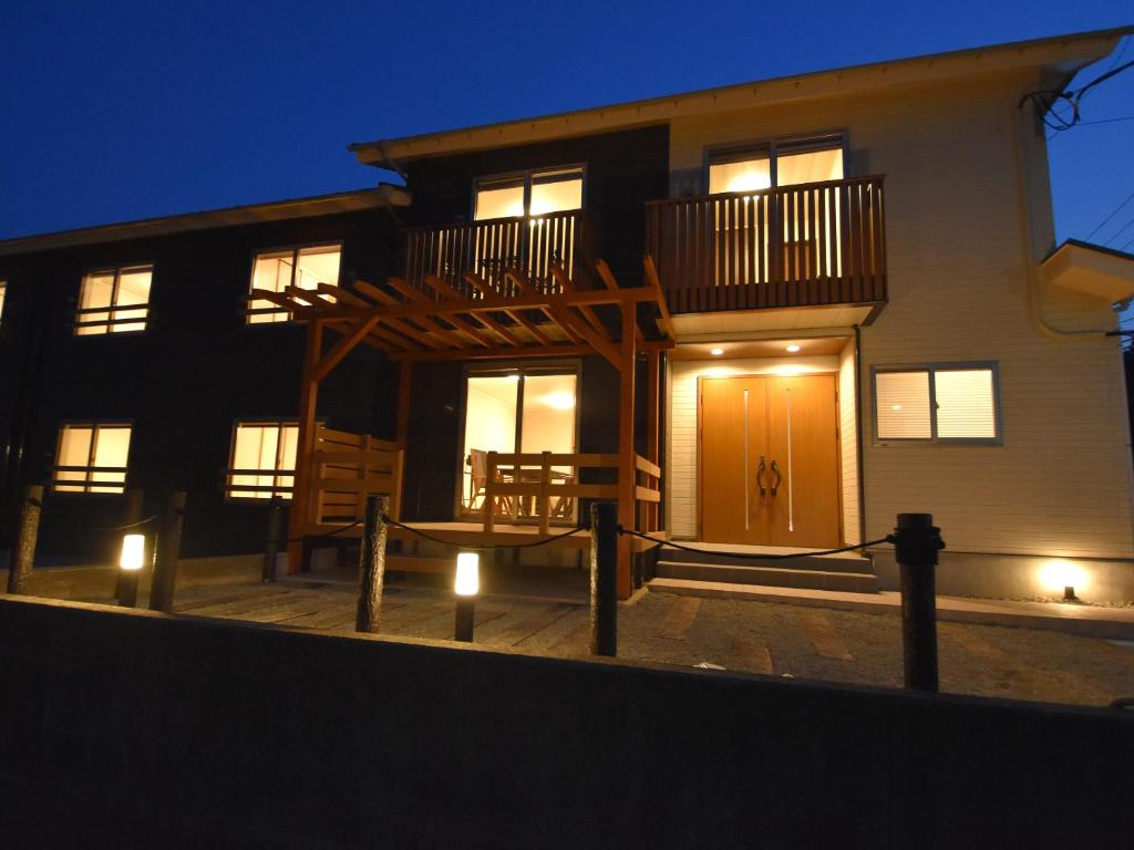 箱根町にあるフィールド箱根リゾートの木製のドアとバルコニーが備わる家