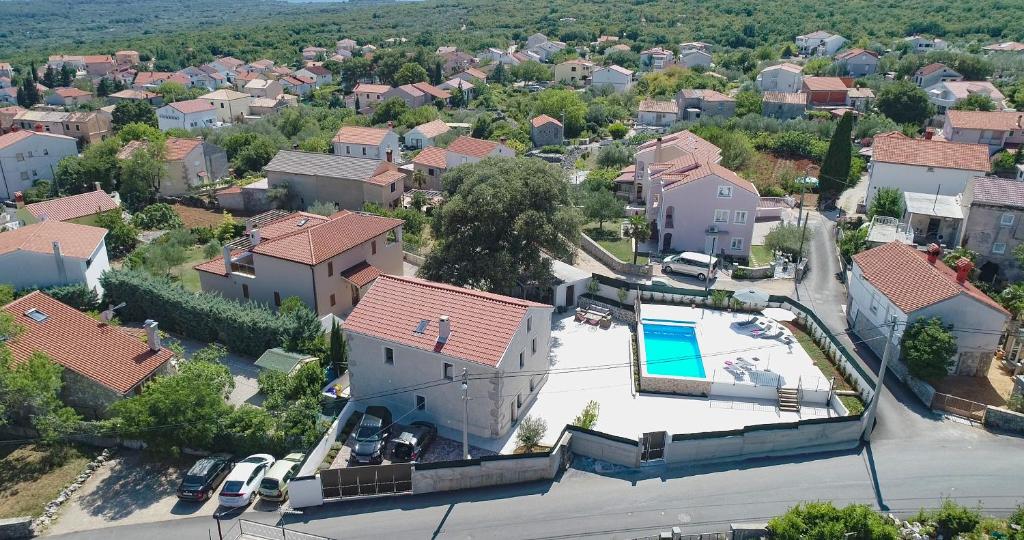 eine Luftansicht eines Hauses mit Pool in der Unterkunft Villa HERA in Kornić