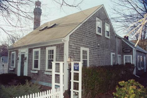 una casa con un termómetro delante en Moffett House Inn, en Provincetown