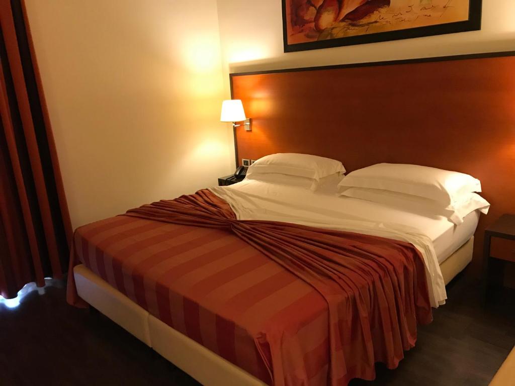 Ένα ή περισσότερα κρεβάτια σε δωμάτιο στο Gullo Hotel