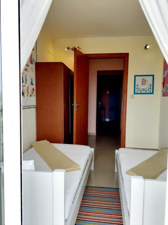 Łóżko lub łóżka w pokoju w obiekcie Monika Lefkada