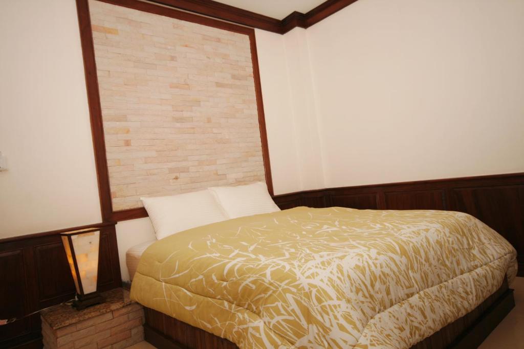 1 dormitorio con 1 cama en una habitación con 2 ventanas en Northstar Hotel & Resort, en Ban Mae Kon