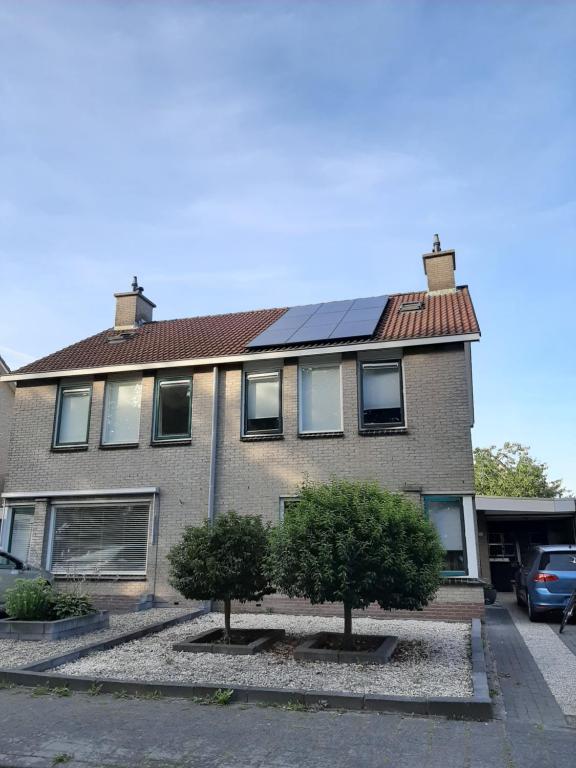 una casa con paneles solares encima en Hooibeemd en Assen