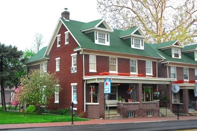 een groot rood bakstenen huis met een groen dak bij A Sentimental Journey in Gettysburg
