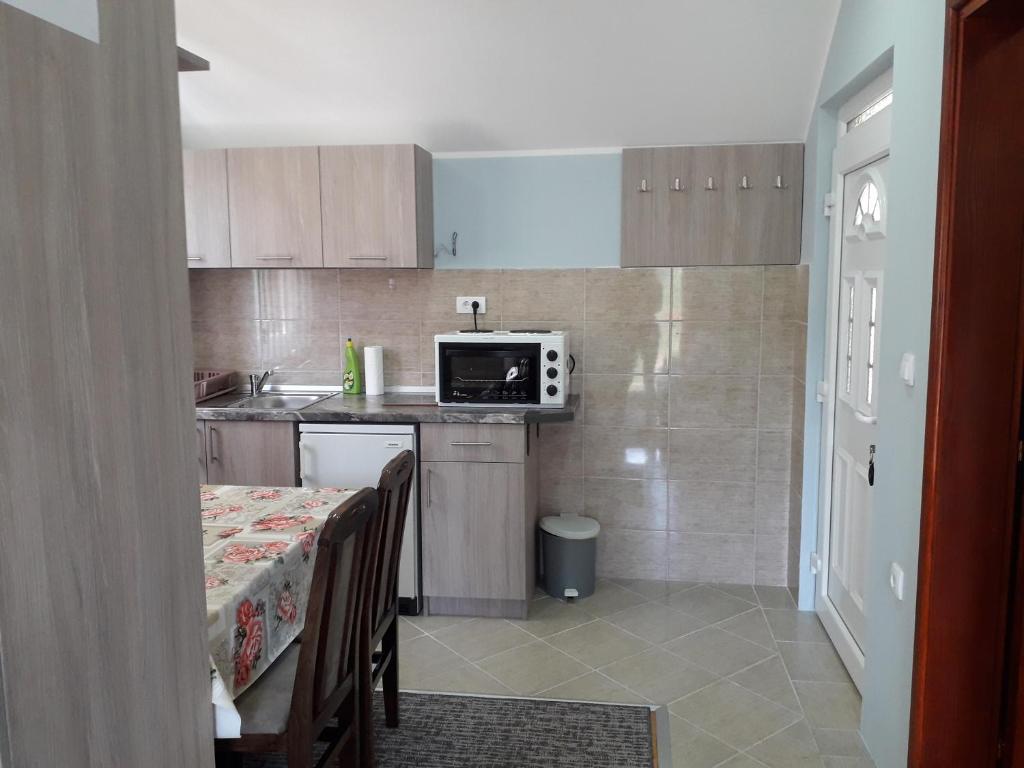 Kuchyň nebo kuchyňský kout v ubytování Apartmani Maksimović