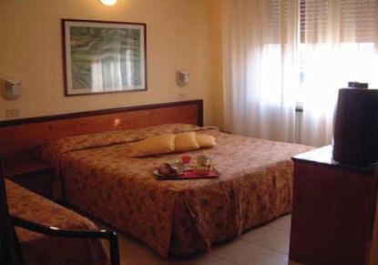 ein Schlafzimmer mit einem Bett und einem Tablett mit Essen drauf in der Unterkunft Hotel Moderno in Rimini
