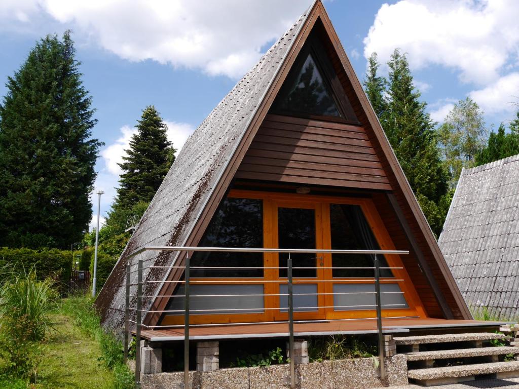 uma pequena casa com telhado de palha em Ferienhaus im Nordschwarzwald Haus Kira em Schellbronn