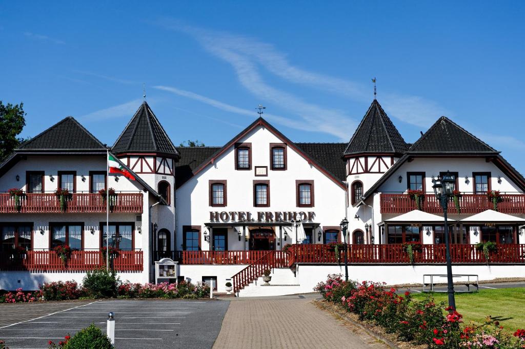 a hotel with a row of white buildings at Hotel Freihof in Hiddenhausen