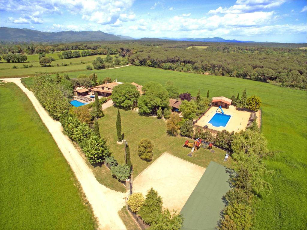 uma vista aérea de uma propriedade com piscina em Mas ca l'estrada em Riudarenes