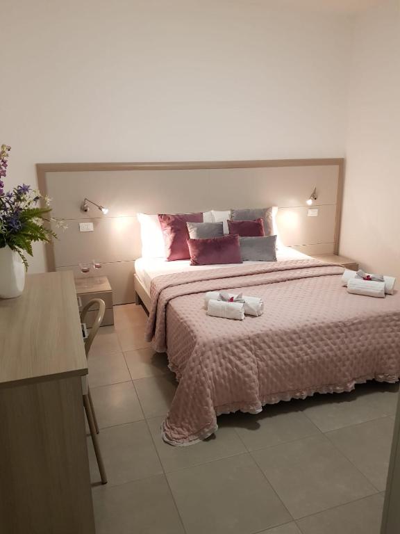 Postel nebo postele na pokoji v ubytování HOTEL LORENA