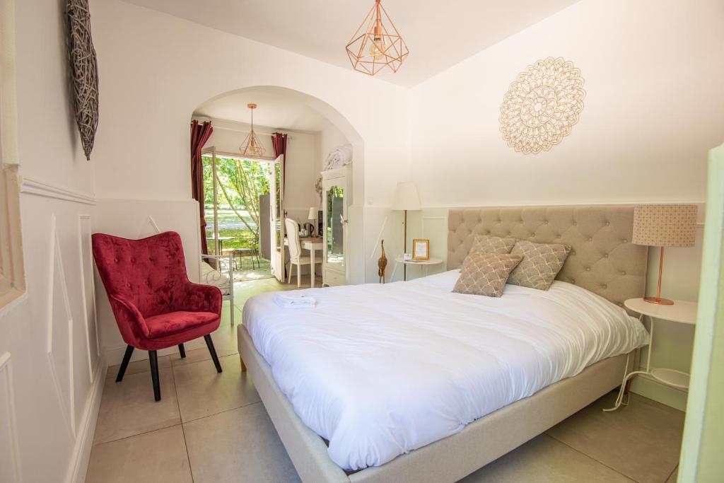 Chateau des Ayes - Chambres & suites - Camera Tripla Con Vista Giardino