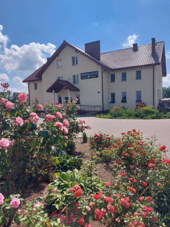 un edificio con un ramo de flores delante de él en Przystanek Czapla, en Czaplinek