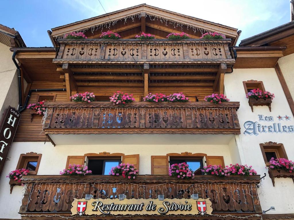 um edifício com uma varanda com flores em Les Airelles em La Clusaz