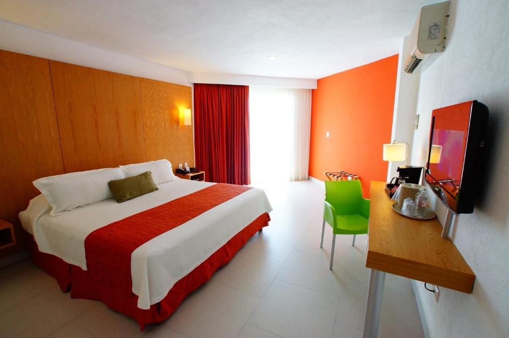 a hotel room with a bed and a television at Adhara Express in Cancún