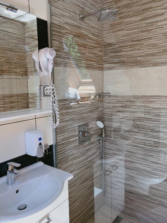 Rustic Inn River 2 - 4