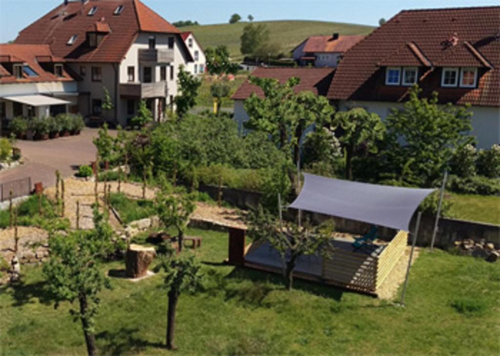 - une vue aérienne sur une maison avec une cour dans l'établissement Ferienwohnungen Familie Neubert, à Nordheim
