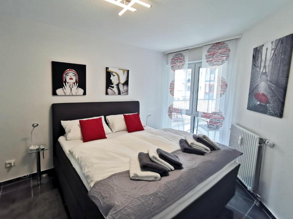 ein Schlafzimmer mit einem Bett mit drei Handtüchern darauf in der Unterkunft Komfortable 2-Zimmer-Ferienwohnung am Kurpark in Bad Kreuznach