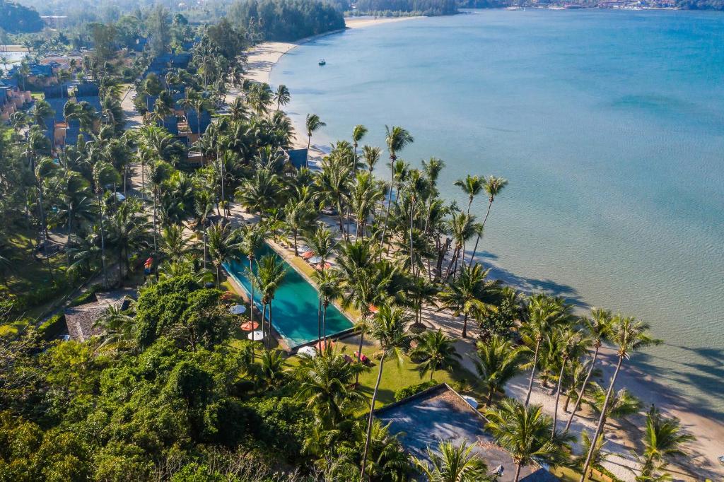 una vista aerea di una spiaggia con palme di Peninsula Beach Resort a Ko Chang