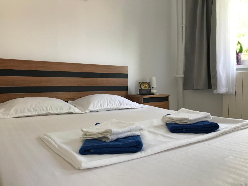 a white bed with towels on top of it at Sea Studio in Constanţa