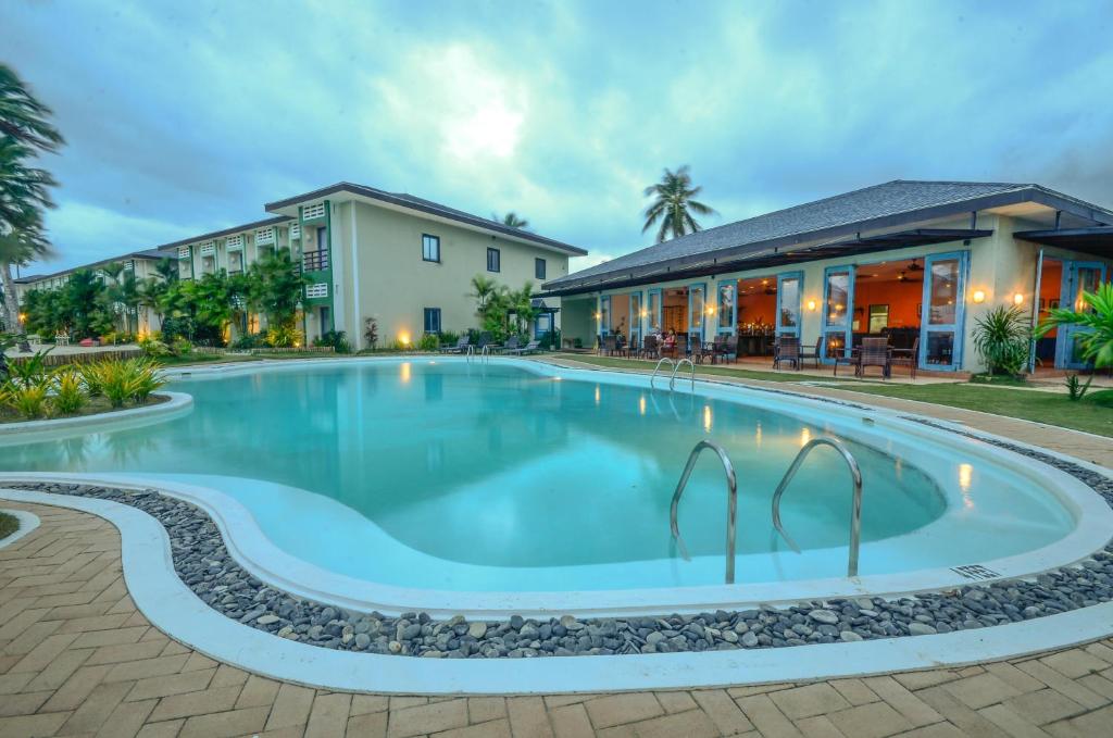 Bazén v ubytování Microtel by Wyndham Puerto Princesa nebo v jeho okolí