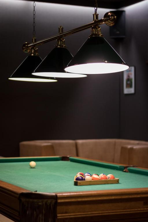 Biliardový stôl v ubytovaní Hotel Osada Karbówko Wellness & SPA