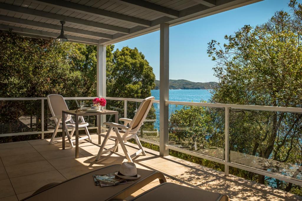 eine Terrasse mit Blick auf das Wasser in der Unterkunft Maistra Camping Koversada Naturist Mobile homes in Vrsar