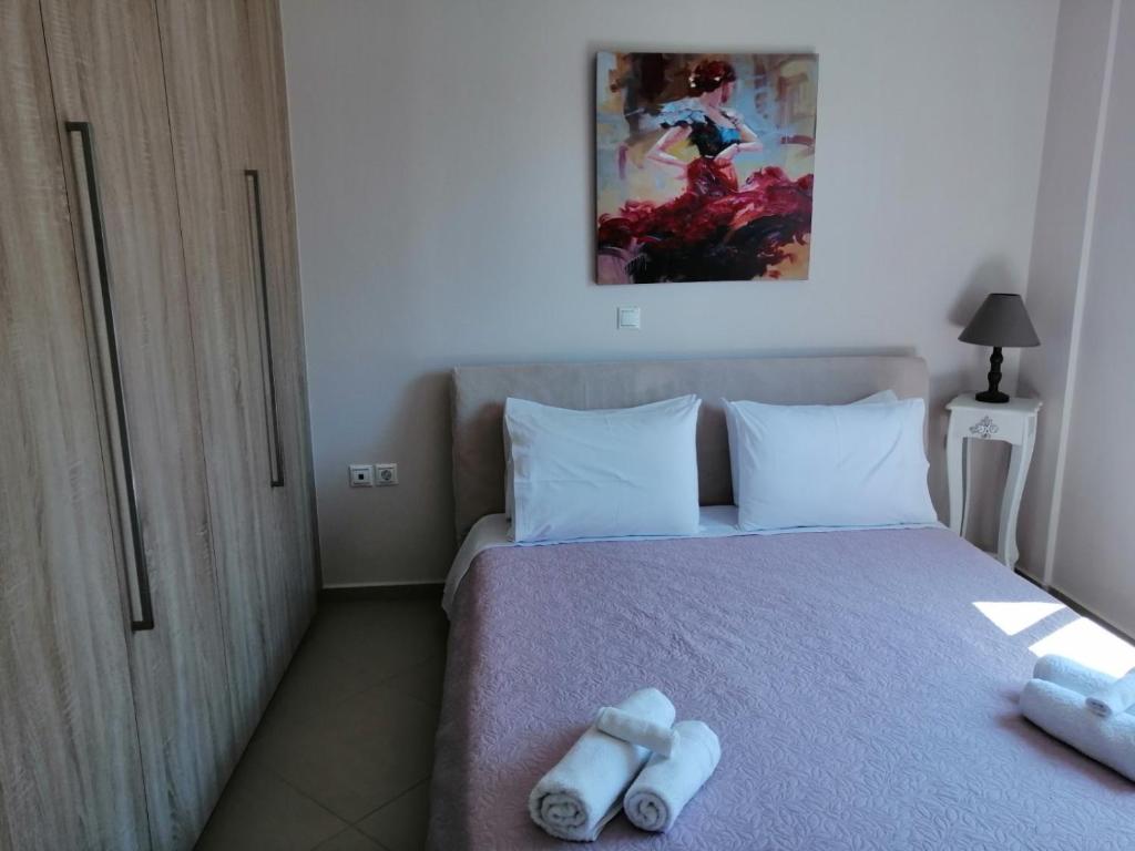 1 dormitorio con 1 cama con 2 toallas en Sozia, en Perdika