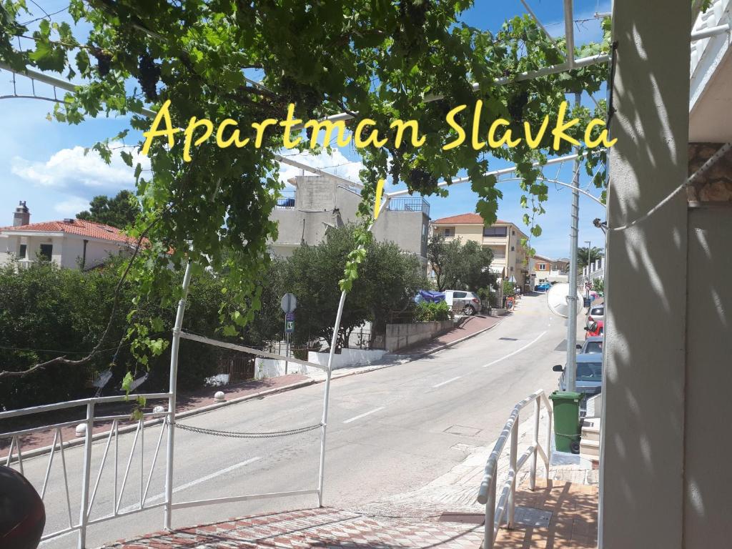 widok na pustą ulicę ze słowami Apartament slova w obiekcie Apartmani Slavka w Baskiej Vodzie