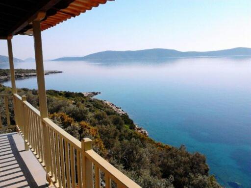 una vista sull'oceano da un balcone di una casa di Odyssia near the Seaside ad Aghios Petros Alonissos