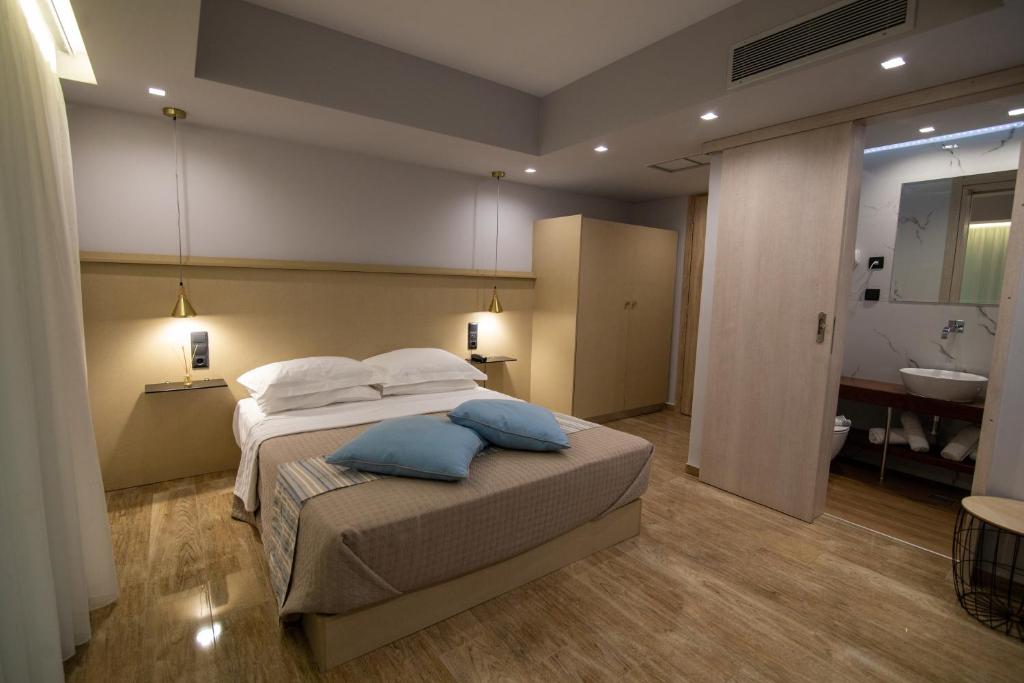 Postel nebo postele na pokoji v ubytování Aianteion Bay Luxury Hotel & Suites
